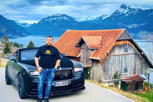 Proxenetul șomer cu avere impresionantă! Banca Transilvania a pus unele întrebări despre rulajele imense de bani făcute de un ȘOMER, dar totul s-a mușamalizat