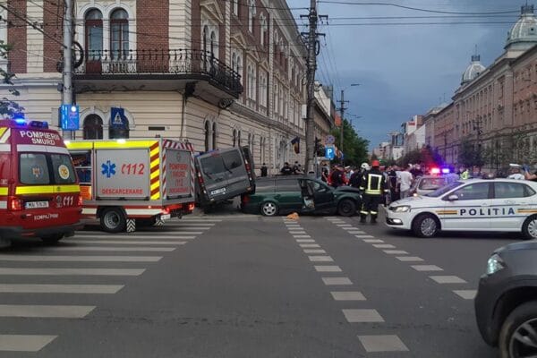 Accident grav de circulație în Piața Avram Iancu! O mașină a Jandarmeriei a pătruns forțat în intersecție