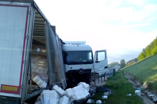 Accident pe autostrada Turda-Gilău. Șoferul unui TIR a adormit la volan!