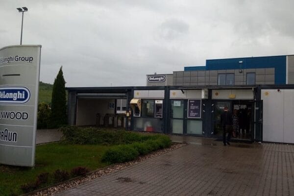 Fabrica clujeană DeLonghi i-a angajat pe cei 33 de muncitori srilankezi rămași fără loc de muncă. Compania le va asigura și o locuință în apropierea fabricii din Jucu