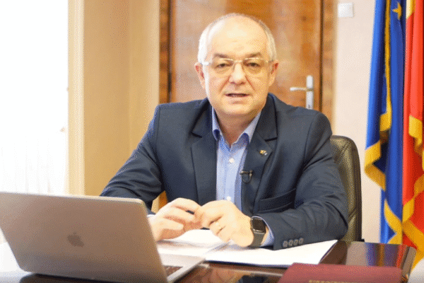 Deși pandemia de coronavirus face ravagii, Boc vrea ca școala să înceapă la 15 septembrie