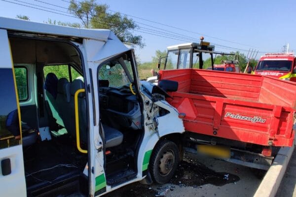 Accident grav la Jucu! Un tractor și un microbuz au intrat în coliziune
