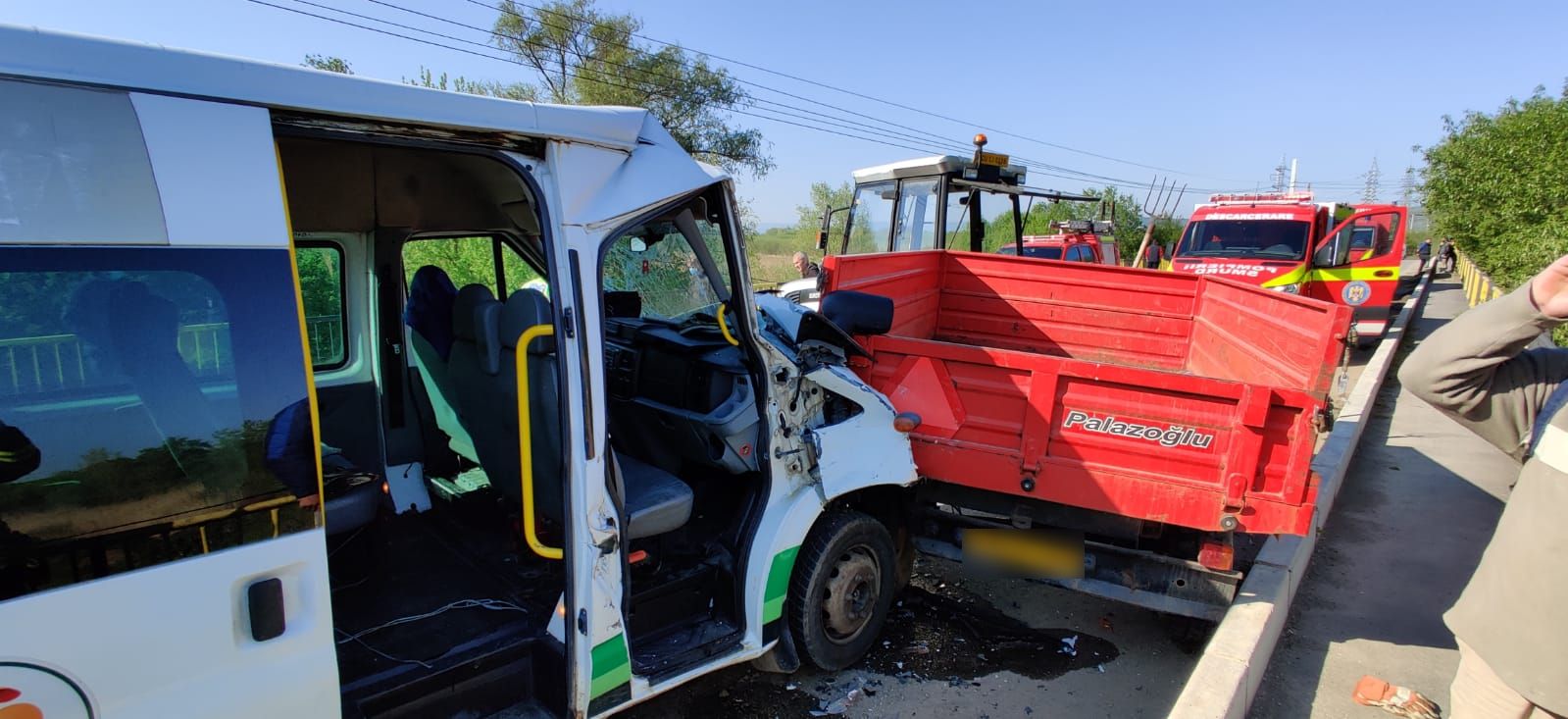 Accident grav la Jucu! Un tractor și un microbuz au intrat în coliziune