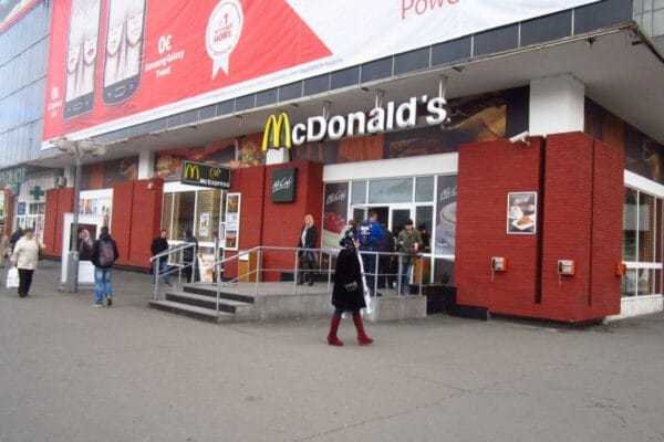 McDonalds este deschis la Cluj cu aprobarea Ministerului de Interne! La fel și KFC