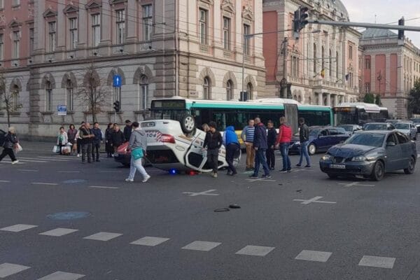 Intersecția groazei de la Teatru Național din Cluj! Trei accidente trase la indigou cu mașinile Poliției, Ambulanței și Jandarmeriei