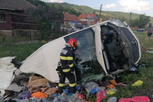 Ultimă oră!!! Accident de tren la Bucea! O autoutilitară a fost distrusă