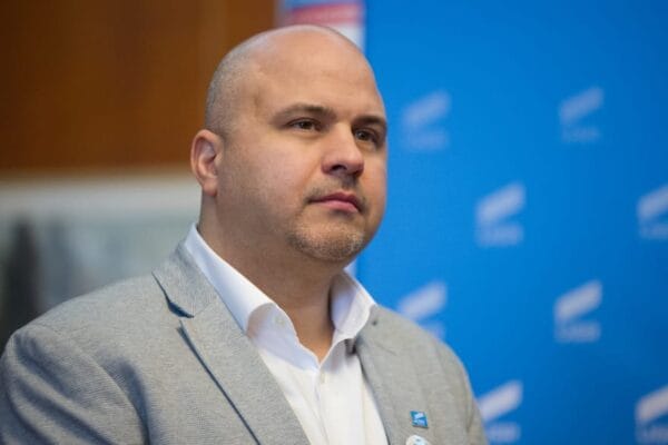 Propunere controversată a deputatului Emanuel Ungureanu: „Servicii medicale plătite pentru nevaccinații care refuză vaccinul”