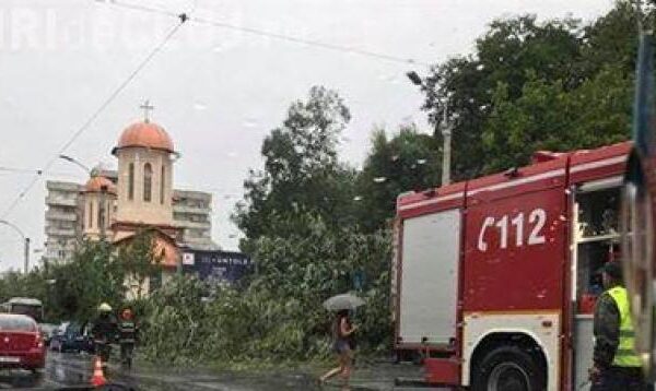 Pompierii au lucrat toată noaptea pentru a limita pagubele furtunii care s-a abătut asupra județului Cluj!