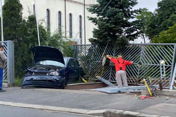 S-a crezut la raliu și a ajuns în gardul Bisericii din Someșeni! Cum circulă unii pe timp de ploaie!