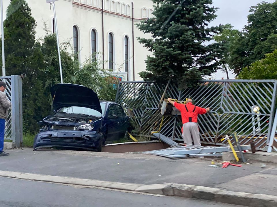 S-a crezut la raliu și a ajuns în gardul Bisericii din Someșeni! Cum circulă unii pe timp de ploaie!
