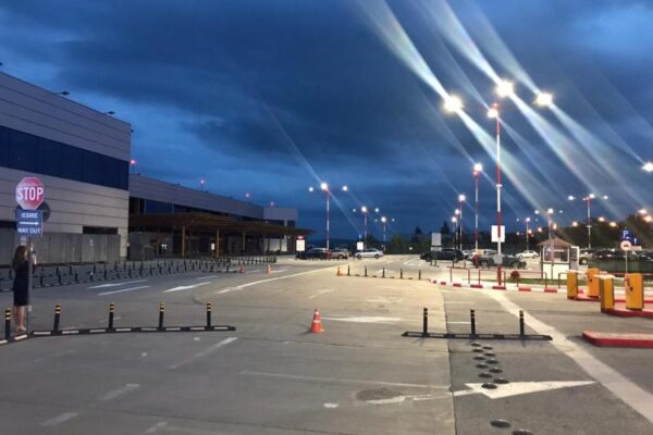 Parcarea Aeroportului Internațional Cluj Napoca a fost modernizată! În secolul 21 nu era iluminat pe timp de noapte și nu erau camere de supraveghere video