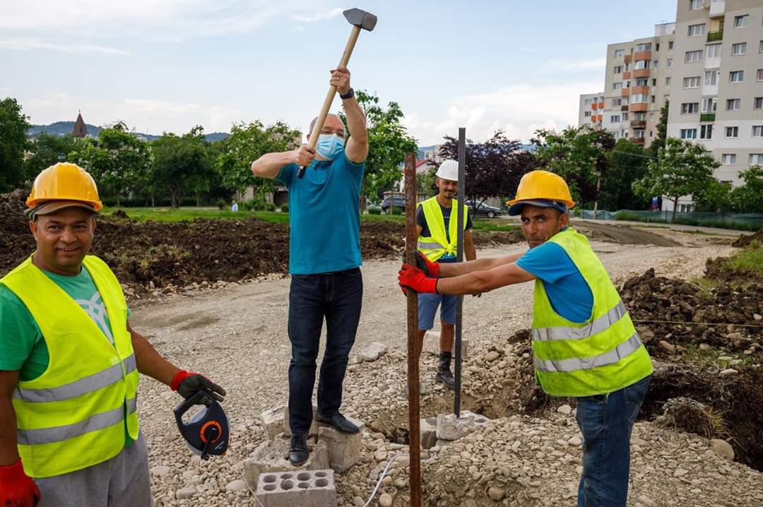 Au început lucrările la Baza Sportivă „La Terenuri”. Primarul Emil Boc a dat startul proiectului