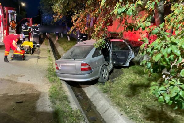 ACCIDENT la Jucu de Sus între un autoturism și o utilitară. Trei bărbați au avut nevoie de intervenție de urgență