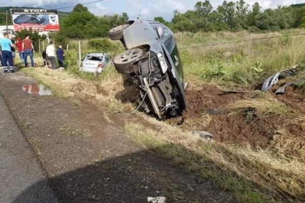 ACCIDENT în Baciu. Două mașini au ajuns în șanț din cauza unei depășiri nereușite, iar o tânără a fost rănită