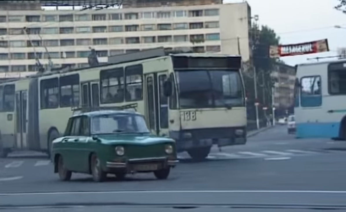 Îți mai aduci aminte cum arătau autobuzele, troleibuzele și tramvaiele la Cluj în anii 90? VIDEO