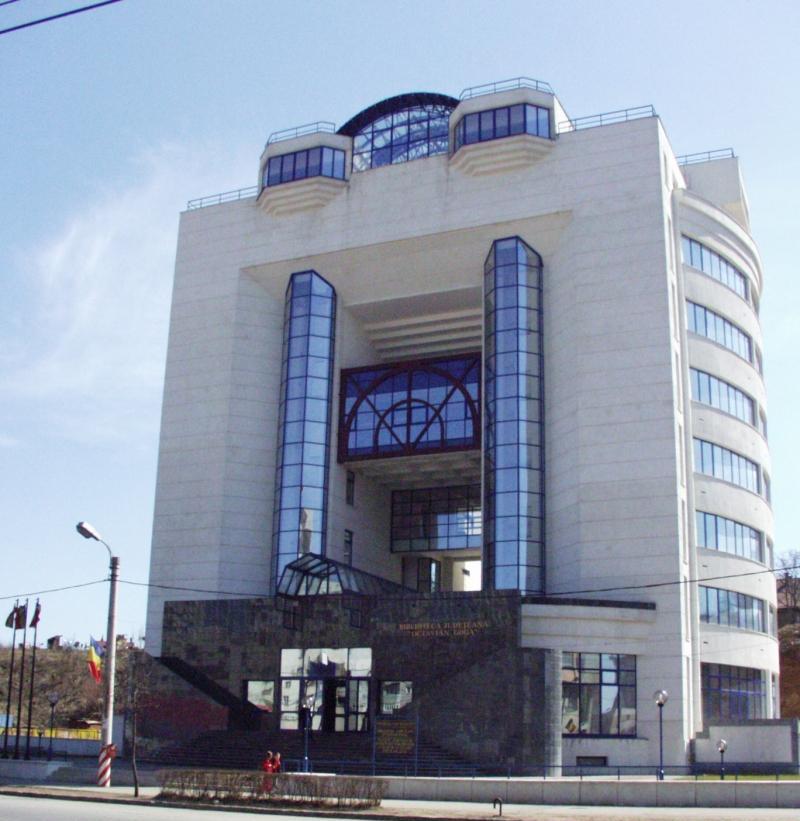 Biblioteca Județeană „Octavian Goga” găzduiește o expoziție dedicată persoanelor cu dizabilități