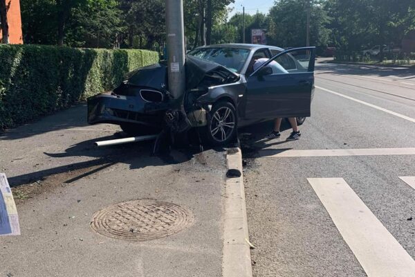 Un BMW s-a făcut praf pe strada Plopilor! A izbit cu putere un stâlp