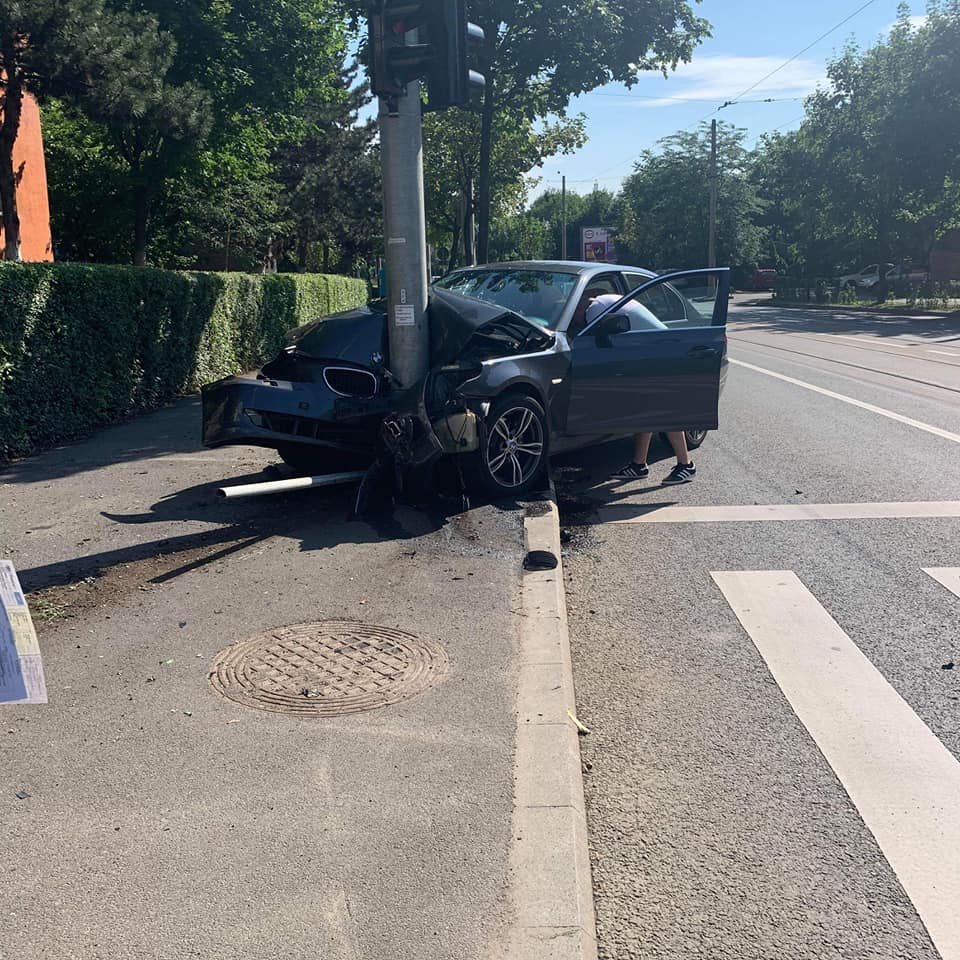 Un BMW s-a făcut praf pe strada Plopilor! A izbit cu putere un stâlp
