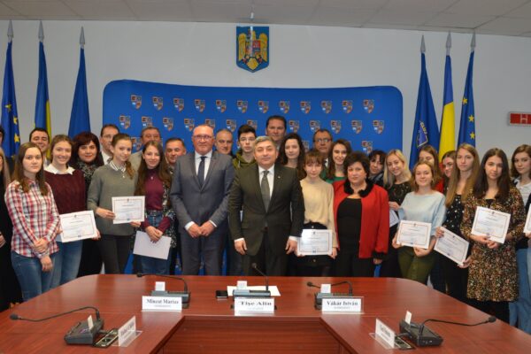 Elevii de 10 ai Clujului la Evaluare Națională, premiați cu BANI și DIPLOME de Consiliul Județean Cluj
