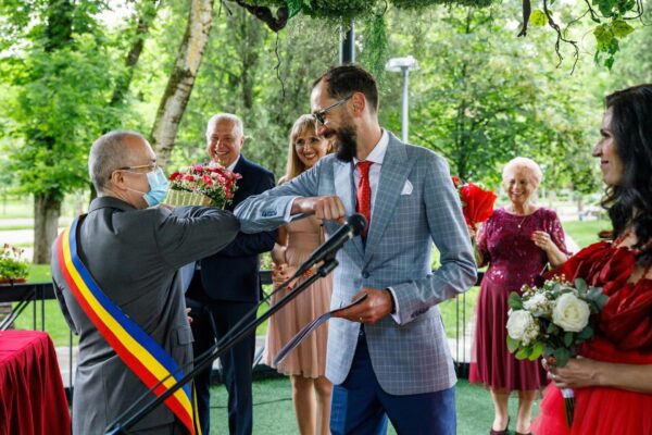 CASĂ DE PIATRĂ. 48 de căsătorii oficiate la Cluj-Napoca, în acest weekend, în foișorul din Parcul Central „Simion Bărnuțiu”