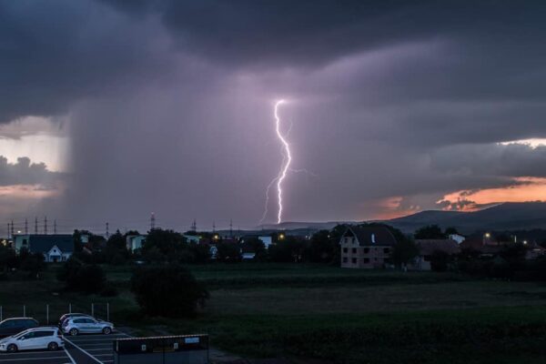 Fulgere spectaculoase surprinse de un fotograf în Florești – FOTO