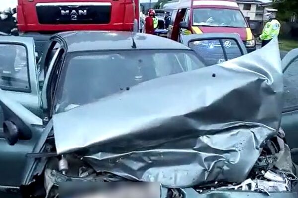 Circulația pe DN1 este blocată la Gilău. Două autoturisme s-au lovit frontal! Un microbuz este implicat în accident!