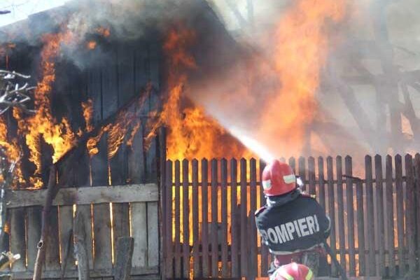 Incendiu la Mărgău. O casă a fost mistuită de flăcări!