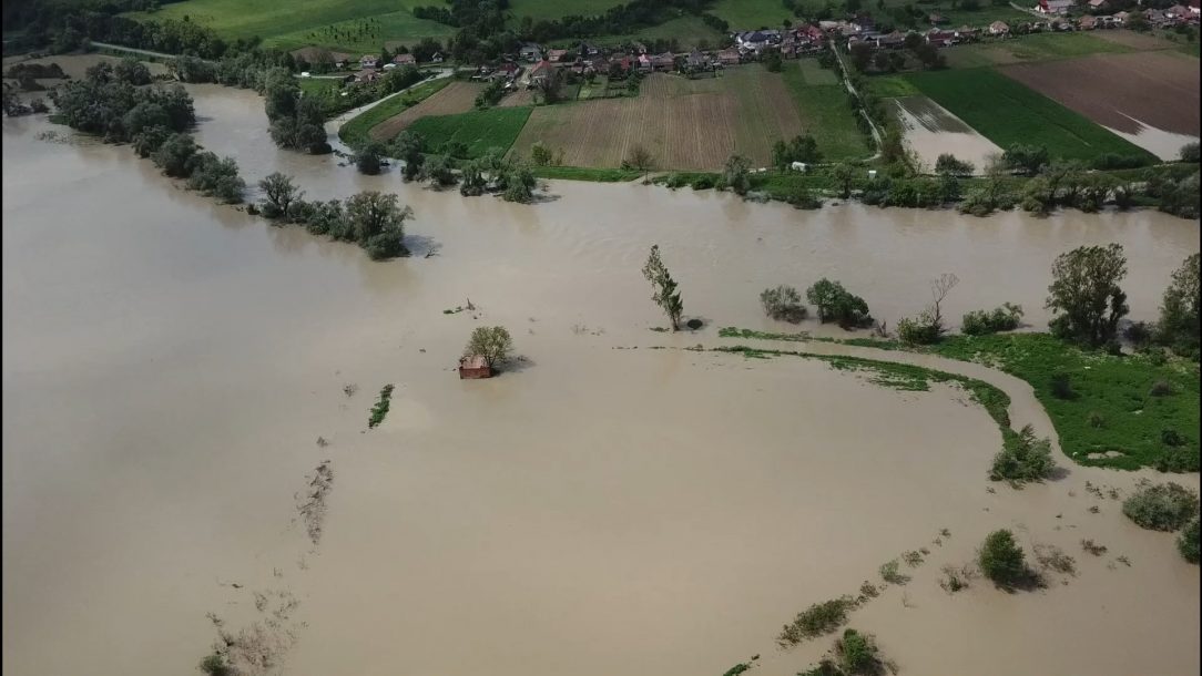 COD ROȘU. Linia de urgență 112, blocată de apelurile disperate ale dejenilor din cauza vremii severe. Pompierii chemați la unități