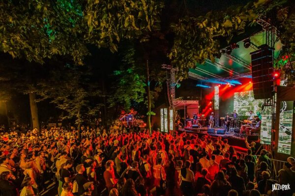 Anul acesta nu avem Jazz in the Park la Cluj. Ediția a 8-a a fost amânată pentru 2021