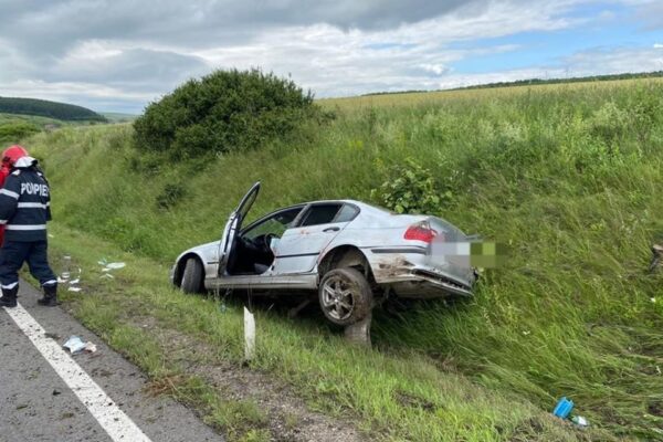 Un șofer de 26 ani cu permisul suspendat și beat a ajuns în șanț cu BMW-ul în Vâlcele