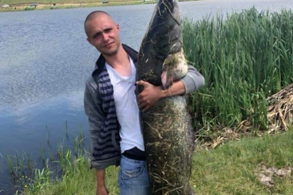 Un pescar a prins un somn uriaș pe Lacul Roșieni de la Geaca! FOTO