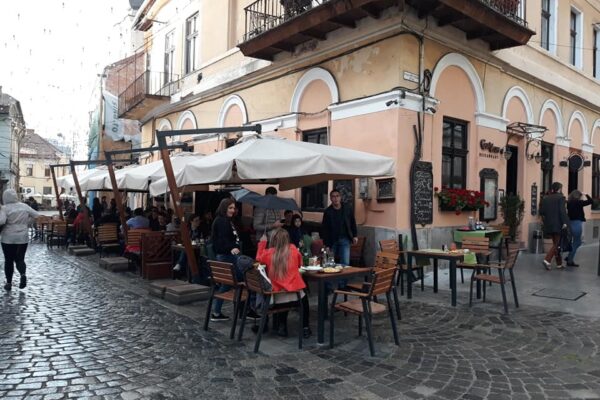 Terasele din centrul Clujului, luate cu asalt de sute de clujeni în prima zi de vară – FOTO