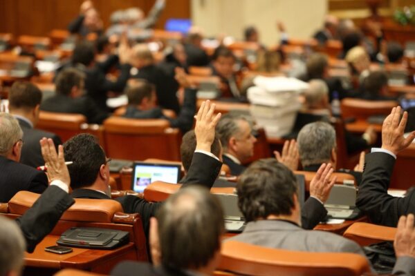 Impozitarea pensiilor speciale, votată de Camera Deputaţilor