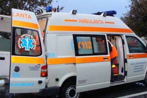 O femeie a căzut de la etajul I al unui bloc din Între Lacuri