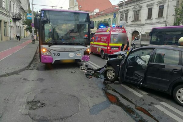 Accident duminică dimineața în față la Sora. O mașină a fost lovită de un autobuz