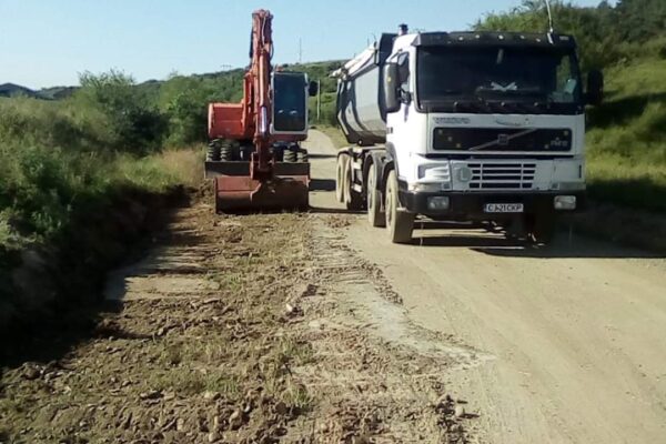 Au fost demarate lucrări de întreținere pe drumul judeţean 182F Cuzdrioara – Valea Gârboului – Rugășești