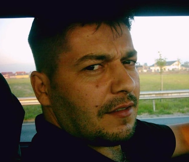 Tatăl copilului găsit mort pe bancheta din spate a mașinii, prins în Filea de Jos! Era cu venele tăiate