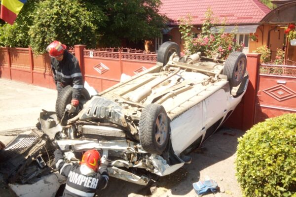 Accident grav la Fundătura! O mașină s-a răsturnat în mijlocul drumului