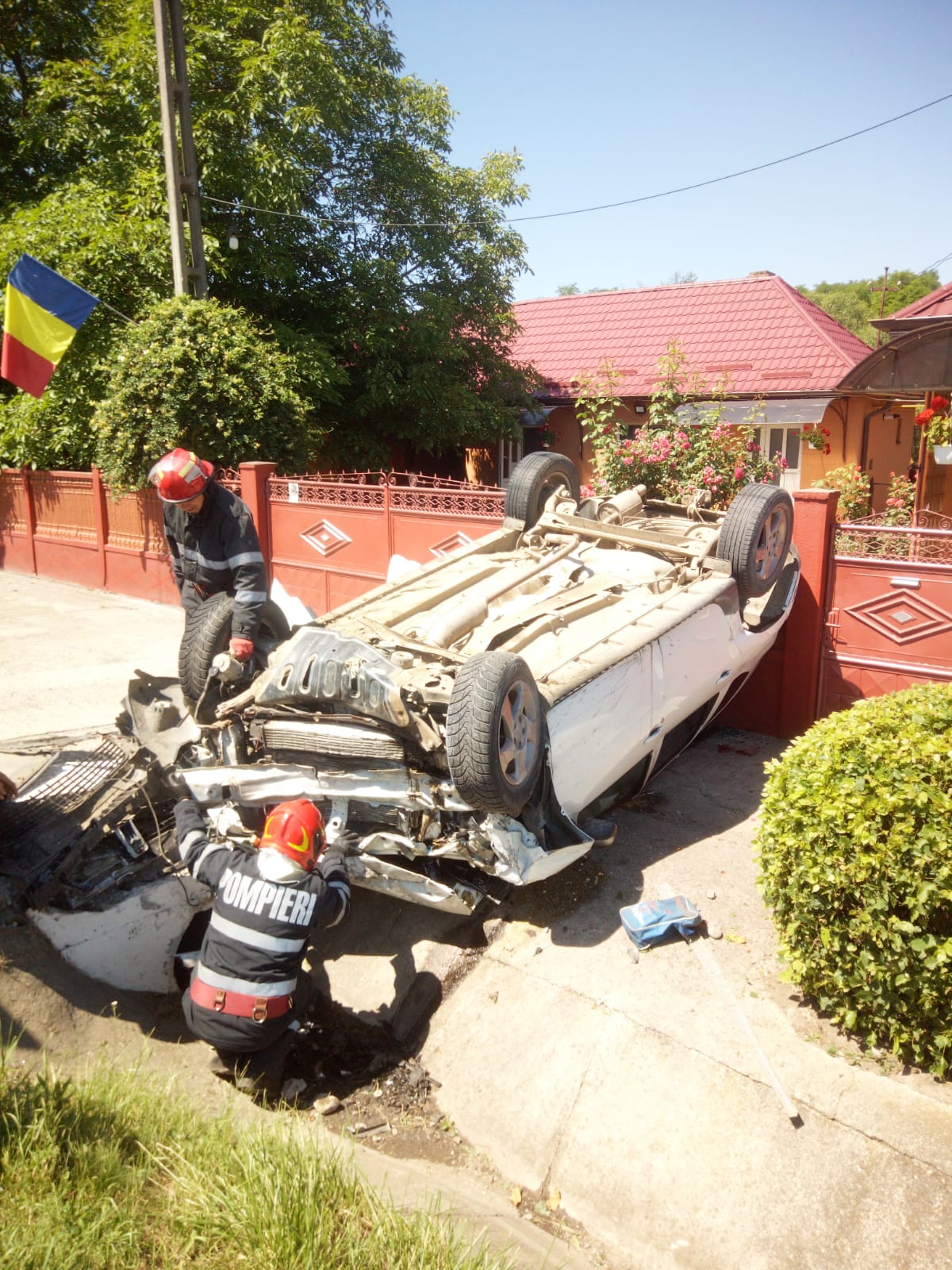Accident grav la Fundătura! O mașină s-a răsturnat în mijlocul drumului