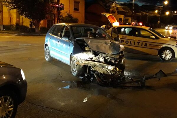 ACCIDENT în intersecția Garibaldi și B-dul 1 Decembrie 1918! Un „polo” s-a făcut praf după ce a izbit în plin un Mercedes! FOTO