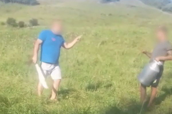 La Cluj disputele se rezolvă cu sabia. Un bărbat a fost amenințat de fiul unei vânzătoare din Recea Cristur