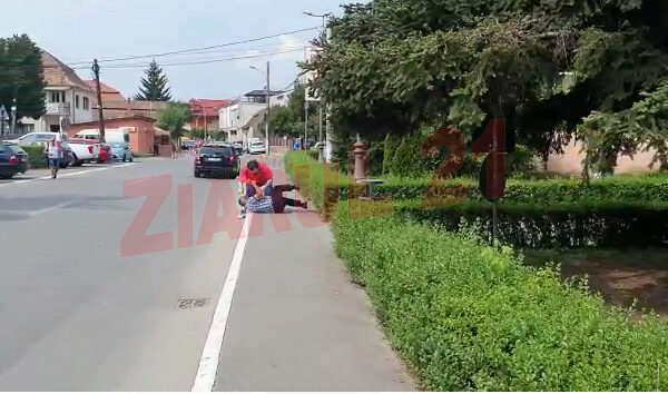 Bătaie între doi bărbați, surprinsă în centrul municipiului Câmpia Turzii – VIDEO