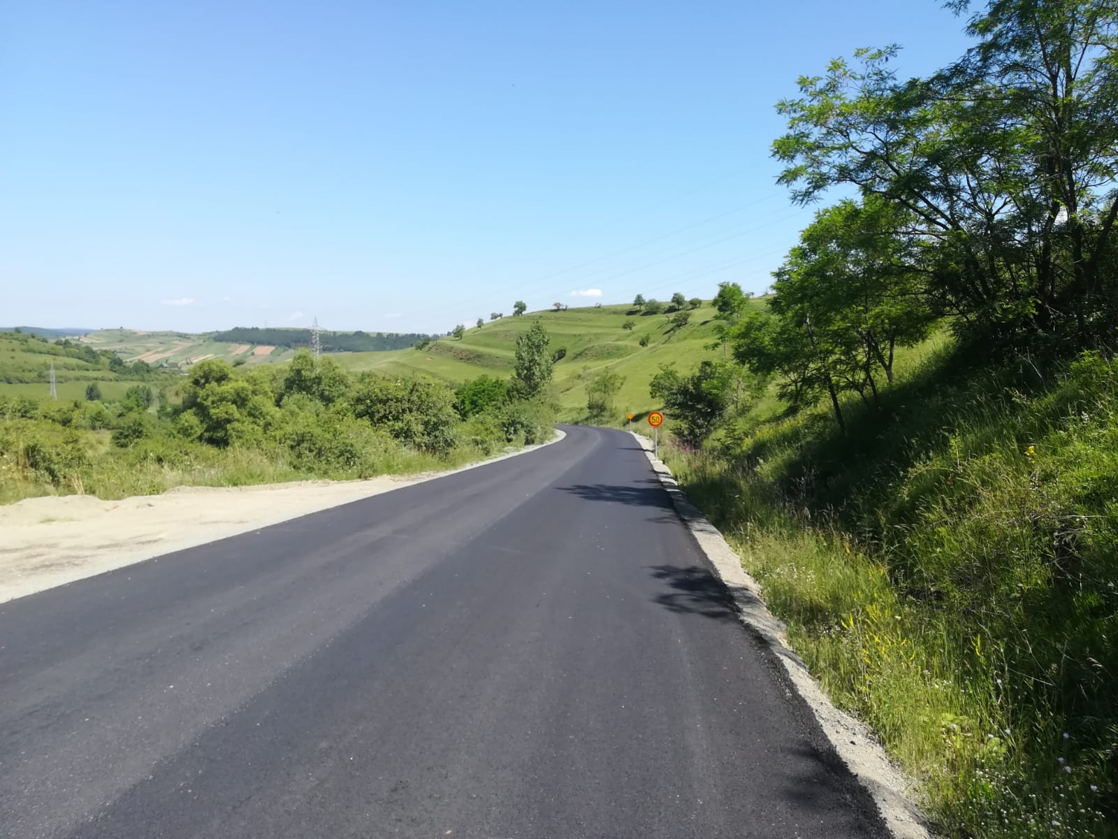 Pe drumul județean 107M Săvădisla – Lita – Liteni – Săcel – Băișoara au fost finalizate lucrările de asfaltare pe sectoare
