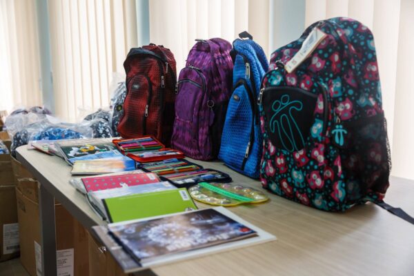 Ghiozdane și rechizite în valoare de 45.000 lei pentru 450 de copii din medii defavorizate