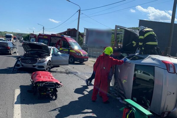 ACCIDENT la Jucu de Mijloc între două mașini. O femeie de 50 ani a rămas blocată într-un autoturism răsturnat – FOTO