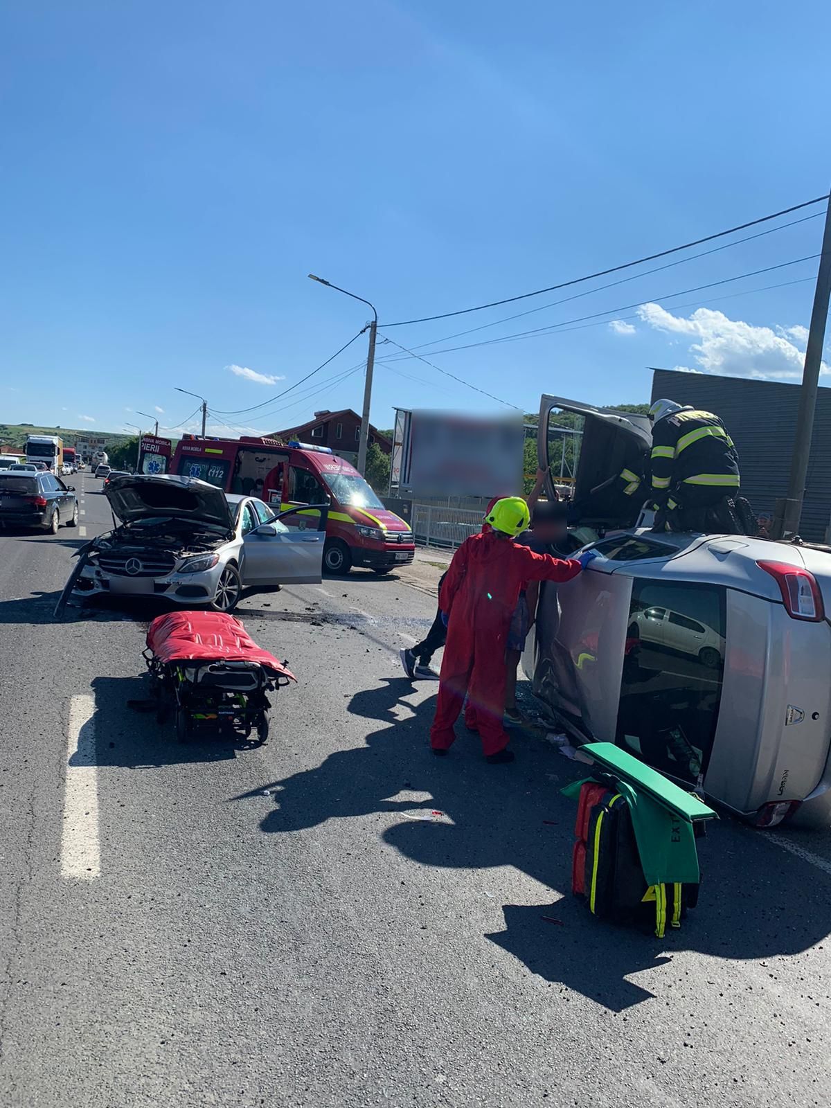 ACCIDENT la Jucu de Mijloc între două mașini. O femeie de 50 ani a rămas blocată într-un autoturism răsturnat – FOTO