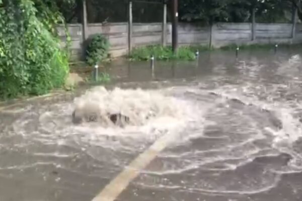 Ploaia a paralizat Clujul luni după-amiază. Canalizarea, eterna problemă a orașului – FOTO