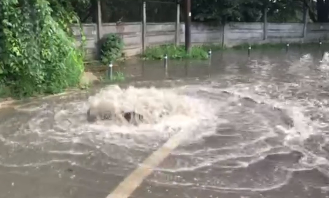 Ploaia a paralizat Clujul luni după-amiază. Canalizarea, eterna problemă a orașului – FOTO