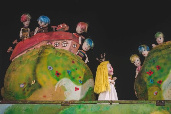 Teatru de păpuși organizează un spectacol în curtea Muzeului de Artă