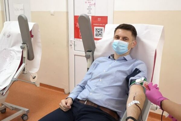 Prefectul Mircea Abrudean a donat plasmă și i-a îndemnat pe pacienții vindecați de coronavirus să o facă pentru a salva vieți